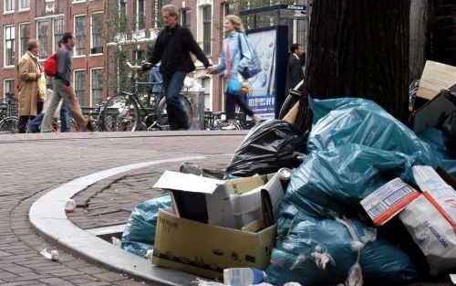 AMSTERDAM â€“ Afval bepaalt het straatbeeld in Amsterdam. In grote delen van de hoofdstad staken vuilnismannen uit onvrede over de CAO onderhandelingen. De staking valt samen met SAIL 2005, het nautisch evenement dat morgen begint. Foto ANP