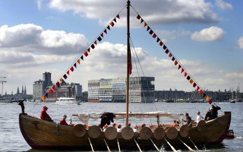 AMSTERDAM â€“ Rob McDonald vaart met zijn vikingschip, dat gebouwd is van 15 miljoen ijsstokjes, op het IJ in Amsterdam. Hij vestigde daarmee een wereldrecord. Foto ANP