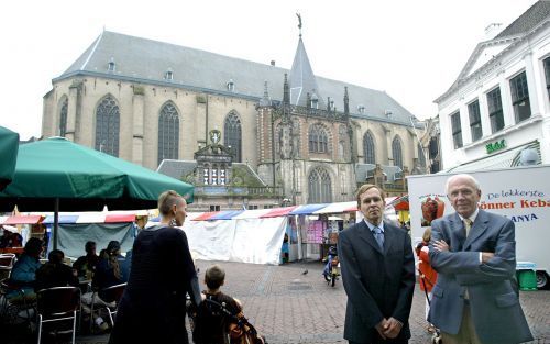 ZWOLLE &#61559;â€“ Ds. J. Mulderij (l.) en ouderling J. Jonkman op het marktplein voor de Grote Kerk in Zwolle. „De input, het werk dat je in de wijk stopt, is groot. Maar de output is relatief gering.” Foto RD, Henk Visscher