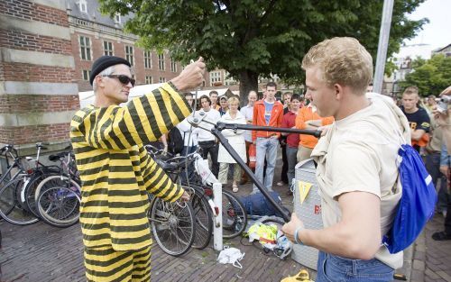 LEIDEN â€“ Eerstejaarsstudent biologie Mark Smit uit Heemskerk probeert met een uit de kluiten gewassen knipschaar een fietsslot te kraken. Dat lukt niet. Even later zal de door de Fietsersbond ingehuurde acteur laten zien dat een simpele knijptang-uit-de