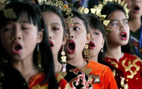 JAKARTA â€“ Indonesische kinderen zongen woensdag uit volle borst ter gelegenheid van de herdenking van de onafhankelijkheid van hun land op 17 augustus 1945, vandaag zestig jaar geleden. Foto EPA