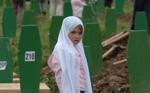 SREBRENICA - Een Bosnisch meisje bij de herbegrafenis maandag van 610 moslims die tien jaar geleden bij de massamoorden in Srebrenica werden gedood. Ook in Nederland werd het bloedbad gisteren herdacht, met diverse manifestaties op het Plein in Den Haag. 