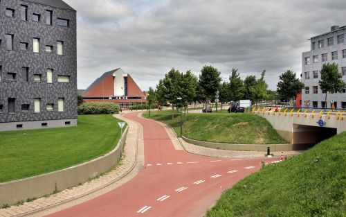 HOUTEN â€“ De Eskolkerk van de gereformeerde gemeente in Houten ligt midden in een kantorenwijk. De verstandhouding tussen de kerk en de buren is volgens koster Hoogendoorn uitstekend. Foto's RD, Sjaak Verboom