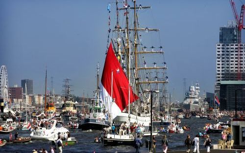 AMSTERDAM - Klein en groot, oud en nieuw, motorboten, zeiljachten, sloepen, roeibootjes, rumoerige partyschepen en historische vaartuigen, het krioelt op SAIL in Amsterdam allemaal door elkaar. Foto's RD, Sjaak Verboom