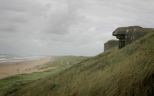 DEN HAAG â€“ Een medewerkster van het VVV kantoor weet vrijwel zeker dat er niets meer zichtbaar is van de beruchte verdedigingslinie die Hitler bij de kust van Scheveningen aanlegde. Na een voettocht van zo’n twintig minuten blijkt echter dat er nog meer