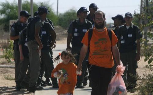 GUSH KATIF - Een vader verlaat samen met zijn dochter de nederzetting Atzmona. Atzmona is een van de laatste nederzettingen die ontruimd is. Foto ANP