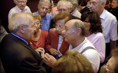 AMSTERDAM â€“ Nazi-jager Serge Klarsfeld werd zaterdag overstelpt met vragen van joodse oorlogskinderen op het joodse congres ”Still going strong 1945 2005”. Hij hield er een lezing waarin hij vertelde over de drijfveer achter zijn inspanningen om nazi-mi