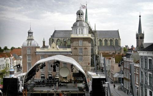 GOES â€“ Het hart van Goes wordt gevormd door het oude stadhuis en de Grote of Maria Magdalenakerk. De stad kreeg 600 jaar geleden stadsrechten, maar al honderden jaren daarvoor werd de stad in archiefstukken genoemd. - Foto’s RD