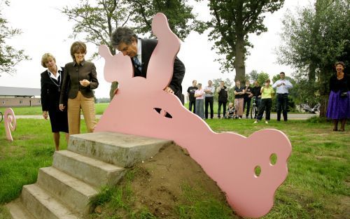 SCHERPENZEEL â€“ Minister Veerman van Landbouw (r.) bekeek maandag in Scherpenzeel het kunstwerk ’t Keu, dat deel uitmaakt van de openluchttentoonstelling ”Kunst op het Platteland”. Eer der opende Veerman de tentoonstelling met burgemeester Colijn (l.) en