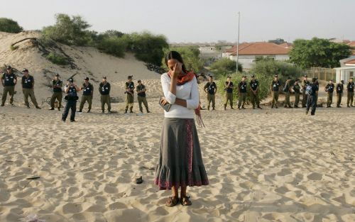 NEVE DEKALIM - Een joodse vrouw treurt als IsraÃ«lische troepen de synagoge van de nederzetting Neve Dekalim omsingelen, waarin zich zo'n 1000 kolonisten hadden verschanst. Foto EPA