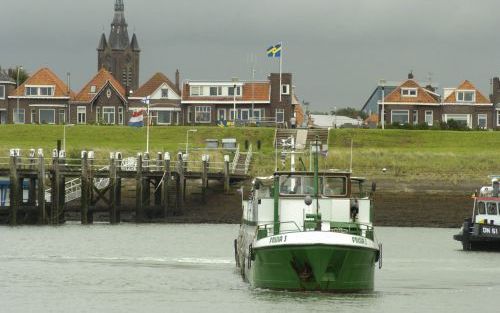 TERNEUZEN â€“ De Frisia 3 verlaat de haven van Terneuzen, op weg naar Hoedekenskerke. Het pontje verzorgt een van de routes van de stichting Fiets een rondje met een pontje. Het aantal mensen dat gebruikmaakt van het pontjesnetwerk, dat alleen in de zomer