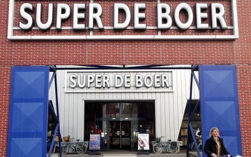 DORDRECHT â€“ Super de Boer stunt opnieuw met de prijzen. Paginagrote advertenties in dagbladen gaven het startsein. Deskundigen vrezen dat er na een halfjaar rust een nieuwe prijzenoorlog uitbreekt. Supermarktdeskundige Gerard Rutte: „Ze schieten er niet