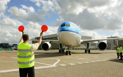 SCHIPHOL â€“ De ”Dam Amsterdam”, het eerste A330 200 vliegtuig van de KLM, wordt ontvangen op Schiphol. Het vliegtuig werd gisteren in Toulouse in ontvangst genomen door KLM directeur Leo van Wijk. De KLM heeft bij Airbus tot nu toe zes van deze toestelle