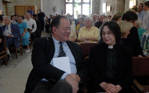 JERUZALEM â€“ Petra Heldt (r.) in gesprek met de Duitse ambassadeur Rudolf Dressler, uit wiens handen zij vrijdag het Kruis van de Orde van Verdienste van de Bondsrepubliek Duitsland ontving. Foto Alfred Muller