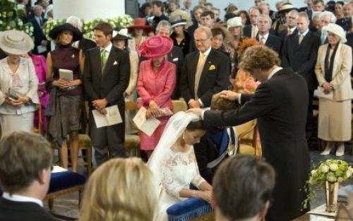 NOORDWIJK - Prins Pieter-Christiaan van Oranje Nassau, van Vollenhoven en zijn bruid Anita van Eijk, worden zaterdagmiddag in de Grote of St. Jeroenskerk in Noordwijk gezegend door predikant ds. H. Leegte, tijdens de kerkelijke inzegening van het donderda