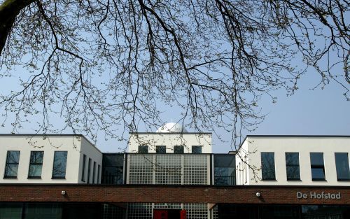 APELDOORN â€“ Drie hervormde en gereformeerde wijkgemeenten in Apeldoorn Zuid namen in 2003 het nieuwe kerkgebouw De Hofstad in gebruik. Bij deze kerk zal een 9 meter hoge klokkentoren verrijzen. Foto RD, Henk Visscher