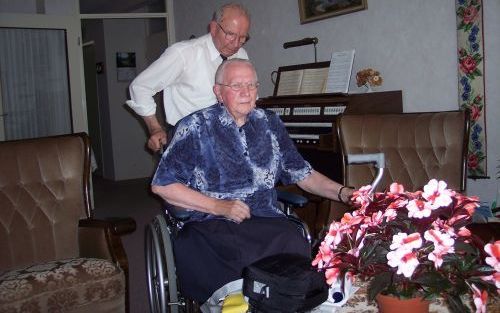 BARNEVELD â€“ De 82-jarige Derk van de Kaa uit Barneveld staat zijn vrouw Marie dagelijks met raad en daad bij. „Zolang ik het zelf kan, hoop ik haar te blijven verzorgen.” Foto RD