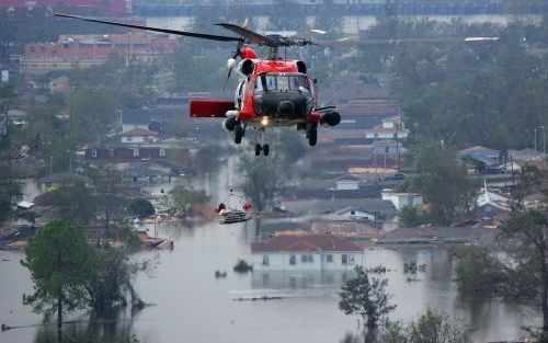 Doordat veel getroffen plaatsen via de weg onbereikbaar zijn, moeten de meeste mensen per helikopter worden geÃ«vacueerd. Foto's EPA