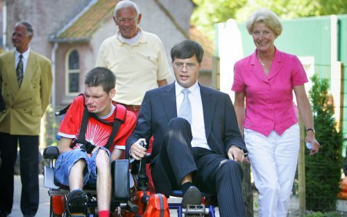 ZEIST â€“ De zomer van 2005 was nat en de vakantieperiode koel en wisselvallig, maar met een paar laatste mooie dagen proberen openluchtzwembaden er alles aan te doen om hun seizoen niet helemaal in het water te laten vallen. Foto ANP