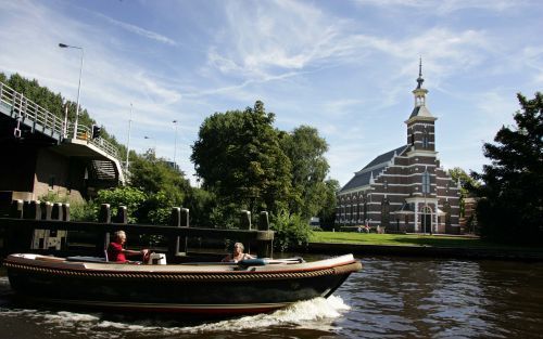 LEIDERDORP â€“ De Oude Rijn loopt evenwijdig aan de straat waaraan het gebouw van de gereformeerde gemeente van Leiderdorp staat. Foto's RD, Anton Dommerholt