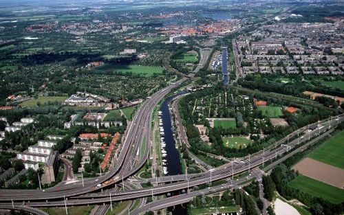 ROTTERDAM â€“ Het Kleinpolderplein bij Rotterdam, door de vele bochten ook wel de Pierenpot genoemd, krijgt een grondige onderhoudsbeurt. Links onderin het begin van de A13 naar Den Haag, in het midden de A20. Foto Roel Dijkstra