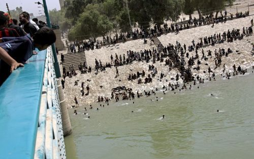 BAGDAD â€“ Irakezen zoeken naar slachtoffers in de rivier de Tigris. Woensdag kwamen in Bagdad zeker 965 mensen om het leven in de paniek die ontstond nadat in een menigte het gerucht circuleerde dat er een zelfmoordaanslag ophanden was. Veel mensen werde