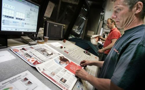 DEN HAAG â€“ Medewerkers controleren de drukkwaliteit van de nieuwe zogeheten Randstadkrant, voortgekomen uit een fusie tussen het AD en zeven regionale kranten. Technische proble men bij de drukkerij zorgden donderdagmorgen voor flinke bezorgingsprobleme