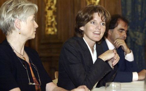 DEN HAAG â€“ Minister Van der Hoeven (Onderwijs) en staatssecretaris Van der Laan (Cultuur) presenteerden woensdag een commissie die een canon, een officiÃ«le samenvatting, van de Nederlandse geschiedenis gaat samenstellen. Foto Gerhard van Roon