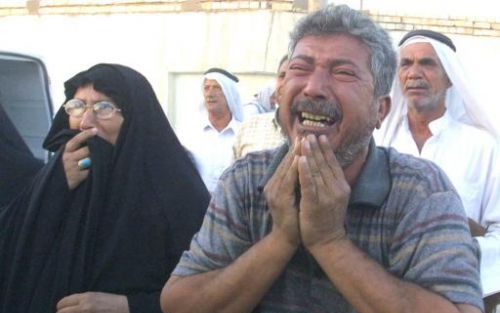 BAGDAD - Irakezen rouwen om familieleden die woensdag om het leven zijn gekomen.