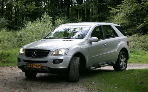 De nieuwe SUV van Mercedes Benz oogt moderner dan zijn voorganger, maar in Ã©Ã©n oogopslag is duidelijk dat dit de Mercedes M Klasse is. Foto's RD, Anton Dommerholt