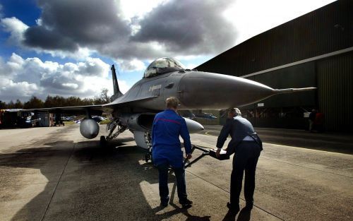 BREDA â€“ Vredesactivist Salvatore Vaccaro klom drie weken geleden over de hekken bij vliegbasis Woensdrecht. Hij omzeilde de bewaking, sloeg een ruit in en kwam terecht in een hangar met F-16’s. Foto: een F-16 op vliegbasis Woensdrecht. Foto ANP