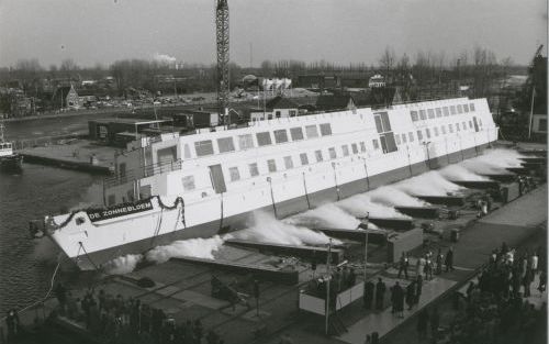 BURGUM â€“ Damen Shipyards Bergum in het Friese Burgum bestaat vijftig jaar. Foto: het eerste schip van nationale vereniging de Zonnebloem, bestemd voor ernstig zieken, gehandicapten en ouderen, glijdt in 1985 in Burgum van de helling. Dat cruiseschip, De