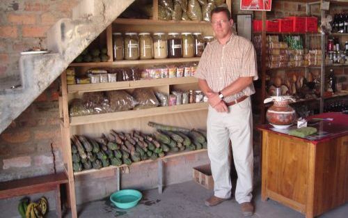 RIOJA â€“ Jan Biersteker in een kruidenwinkel van een tovenares. De cactussen linksonder, zogeheten sampedro’s, worden gebruikt om in trance te raken. Boven een foto van de paus, die representant is van het goede. Foto Jan Biersteker