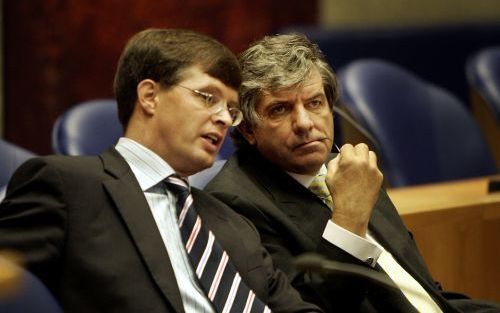 DEN HAAG â€“ Premier Balkenende en minister Veerman donderdag tijdens het debat over de vermeende belangenverstrengeling van de landbouwminister. „Ik heb te goeder trouw gehandeld. Ik heb niemand benadeeld en mezelf niet bevoordeeld.” Foto ANP