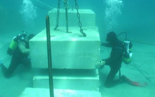 PONZA â€“ Duikers op de bodem van de Middellandse Zee tijdens de bouw van het onderwaterhuis waarin vanaf volgende week woensdag twee duikers tien dagen achter elkaar zullen verblijven.