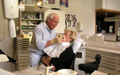 ’s GRAVENZANDE â€“ De oudste tandarts van Nederland, Wim van Dijk (80) uit ’s Gravenzande, houdt het na vijftig jaar voor gezien. „Ik merk dat ik wat ouder word. Je moet een keer een streep trekken.” Foto RD