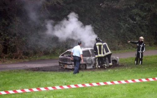 OOSTVOORNE - De politie heeft zaterdag in het recreatiegebied Kruininger Gors in Oostvoorne een uitgebrande auto met daarin een lichaam aangetroffen. Foto ANP