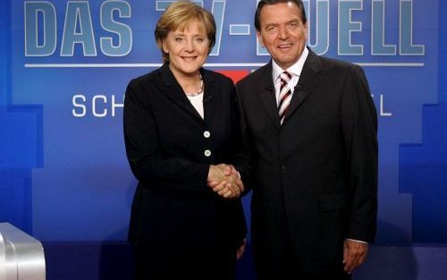 BERLIJN â€“ De Duitse bondskanselier Gerhard SchrÃ¶der en zijn christen democratische uitdaagster Angela Merkel schudden elkaar de hand voor het tv-debat dat het duo zondag hield. Volgens diverse peilingen was SchrÃ¶der de winnaar van het verbale duel. Fo