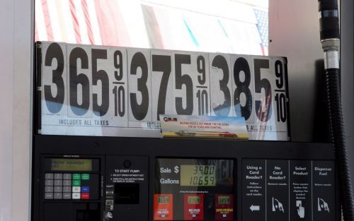 NEW YORK â€“ Prijzen aan de pomp bij een tankstation in New Hyde Park, New York. Heeft de orkaan Katrina een economische crisis veroorzaakt? „Geen economische crisis, maar wel een crisis in ons energiesysteem”, meent Richard Yamarone, chef econoom van het