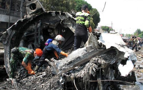 MEDAN - Reddingswerkers zoeken naar slachtoffers in de chaos die is ontstaan na dat een Boeing 737 is neergestort op een woonwijk in Medan. Foto EPA