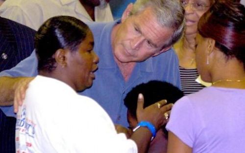 BATON ROUGE - President Bush bezocht maandag vluchtelingen in het Bethany World Prayer Center in Baker, Louisiana. Foto EPA