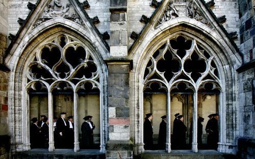 UTRECHT â€“ De meeste universiteiten en hogescholen in Nederland openden maandag het academisch jaar. Hoogleraren van de Universiteit Utrecht liepen in toga naar de Domkerk voor de jaarlijkse plechtigheid. Foto ANP