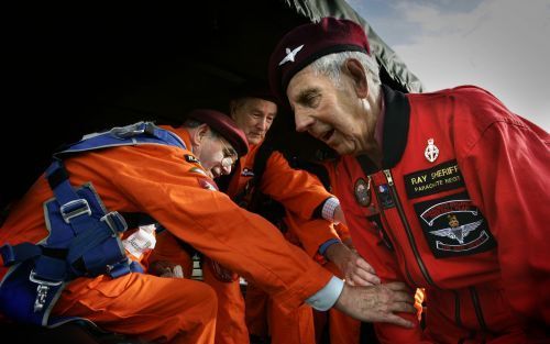 EDE â€“ Dit jaar zullen er geen veteranen meer meedoen aan de dropping van parachutisten boven de Ginkelse Heide in Ede. Hoewel sommigen het nog wel wilden, heeft zowel hun eigen organisatie als de Stichting Airborne Herdenkingen hun dat uit het hoofd wet