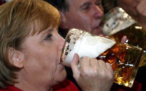 BERLIJN â€“ Angela Merkel, de kandidaat-bondskanselier namens de christen-democratische CDU bij de Duitse parlementsverkiezingen van 18 september, dronk zich dinsdag moed in tijdens het oktoberfeest in de hoofdstad Berlijn. Foto EPA