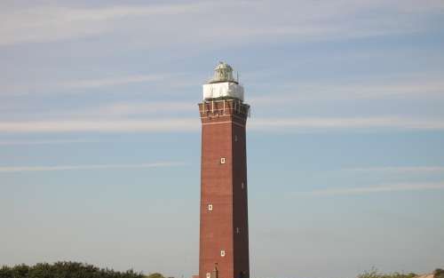 OUDDORP - In Ouddorp is onrust ontstaan nu Rijkswaterstaat mogelijk in 2008 de bemanning van de vuurtoren Westhoofd wil halen. - Foto RD