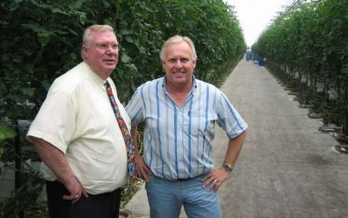 MAASLAND - Voorzitter Frans Hoogervorst (l.) van Glaskracht Nederland, een belangenorganisatie voor glastuinders, presenteerde dinsdag in Maasland zijn plannen. Samen met de Westlandse tomatenkweker Leo van der Lans zal hij de komende maanden vormgeven aa