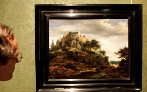 DEN HAAG - Mensen bekijken woensdag in het Mauritshuis Gezicht op kasteel Bentheim van Jacob van Ruisdael. Het Mauritshuis in Den Haag heeft twee werken van zeventiende-eeuwse meesters verworven: Oude vrouw en jongen met kaarsen van Peter Paul Rubens en G