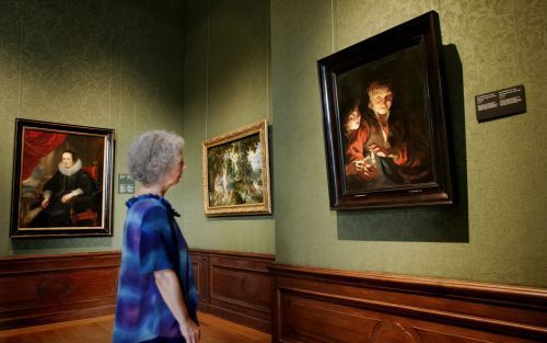 DEN HAAG â€“ Museum het Mauritshuis in Den Haag presenteerde woensdag twee werken van zeventiende eeuwse meesters: ”Oude vrouw en jongen met kaarsen” van Peter Paul Rubens (r.) en ”Gezicht op kasteel Bentheim” van Jacob van Ruisdael. Het Mauritshuis noemt