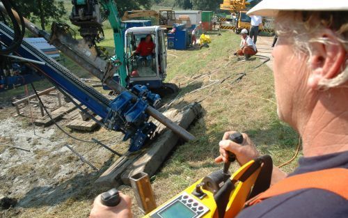 HEUKELUM â€“ Rijkwaterstaat demonstreerde donderdag bij het Gelderse Heukelum twee mogelijkheden om dijken te versterken op plaatsen waar bestaande technieken tekortschieten. De innovatieve methoden worden vanaf volgend jaar toegepast in zwakke dijkvakken