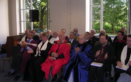 HEVERLEE â€“ Hoogleraren applaudisseren in Heverlee bij een van de promoties. Op de eerste rij zitten onder anderen dr. J. Hoek (2e van links) en dr. J. Ouweneel (3e van links). Foto RD